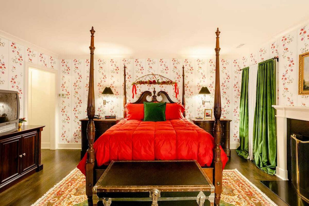 映画『ホーム・アローン』の家が Airbnb で宿泊可能に You Can Now Book a One-Night Stay at the 'Home Alone' House for $25 USD