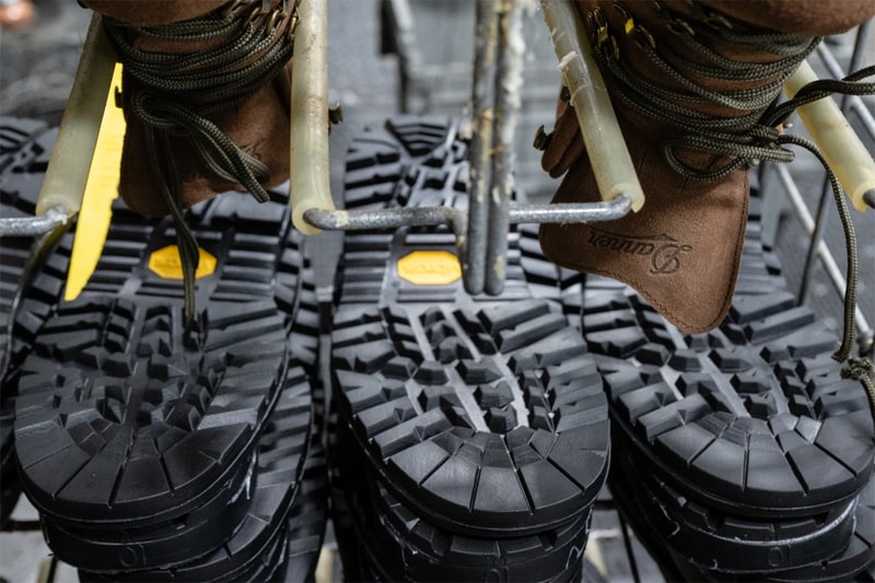 ジョウンドx ダナー による2021年秋冬シーズンのコラボブーツが発売 jjjjound danner feather light mountain light hiking boot vibram gore tex brown olive green release date info store list buying guide photos price 