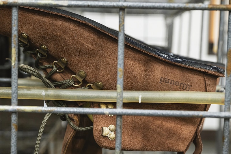 ジョウンドx ダナー による2021年秋冬シーズンのコラボブーツが発売 jjjjound danner feather light mountain light hiking boot vibram gore tex brown olive green release date info store list buying guide photos price 