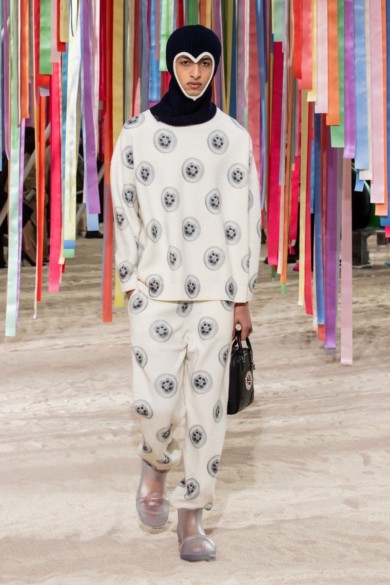 ロエベ 2022年秋冬メンズコレクション LOEWE FW22 Collection Showcases the Beauty in Imperfection Fashion