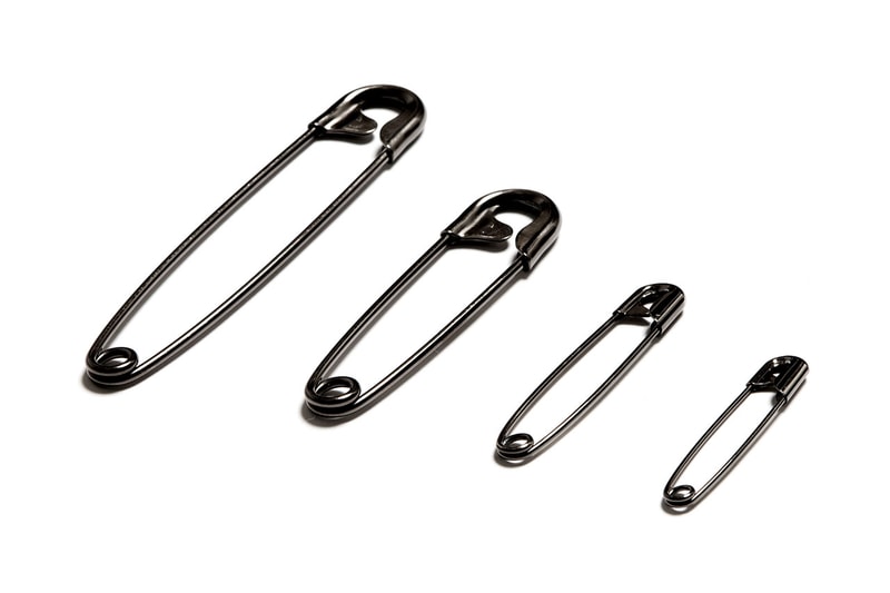 コムデギャルソン COMME des GARÇONS から青山店限定となる漆黒のアクセサリー3型がドロップ 
