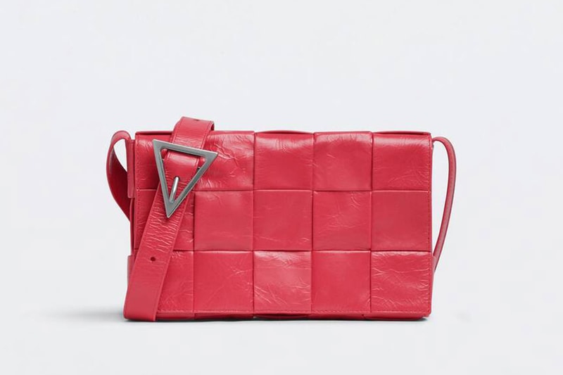 Bottega Veneta のカセットバックに新サイズが登場