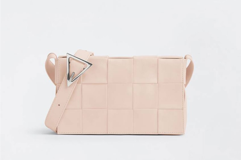 Bottega Veneta のカセットバックに新サイズが登場