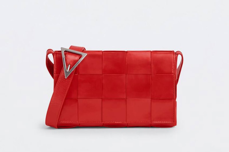 Bottega Veneta のカセットバックに新サイズが登場