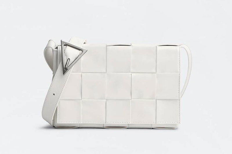 Bottega Veneta のカセットバックに新サイズが登場