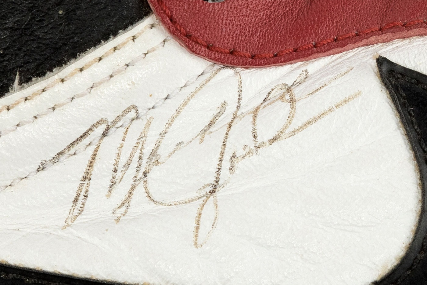マイケル・ジョーダン実着用のエアジョーダン1 が1億円以上で落札 ダンク ソール dunk A Signed Pair of Michael Jordan's 1986 Game Worn Nike Air Jordan 1 Sneakers Is Available for Auction heritage auctions sports memorabilia chicago bulls 