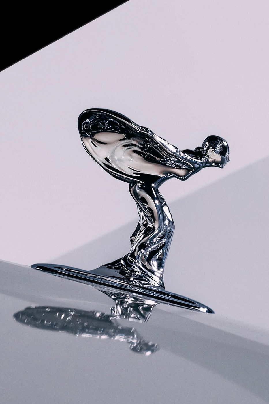 ロールス・ロイスが公式マスコットのデザインを刷新 Rolls Royce Spirit of Ecstacy figure update streamline aerodynamic spectre EV 