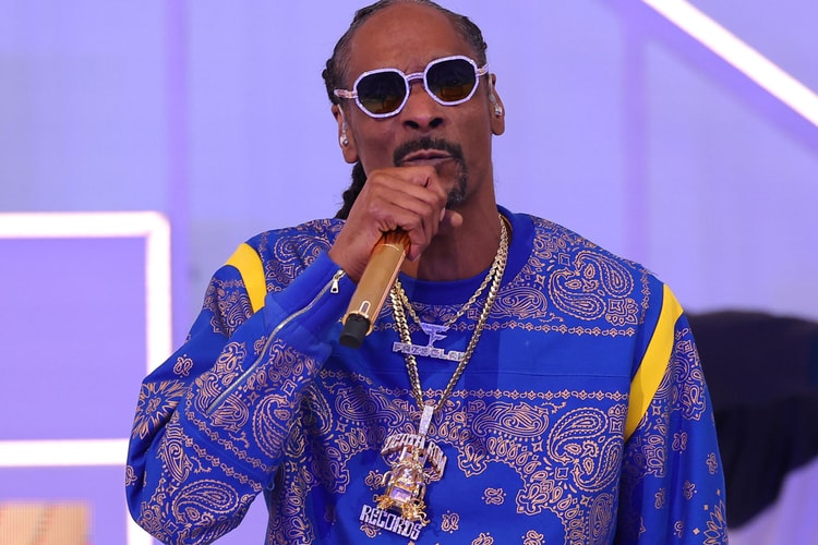 Snoop Dogg が NFL スーパーボウルのハーフタイムショーで Death Row Records の特注ネックレスを着用