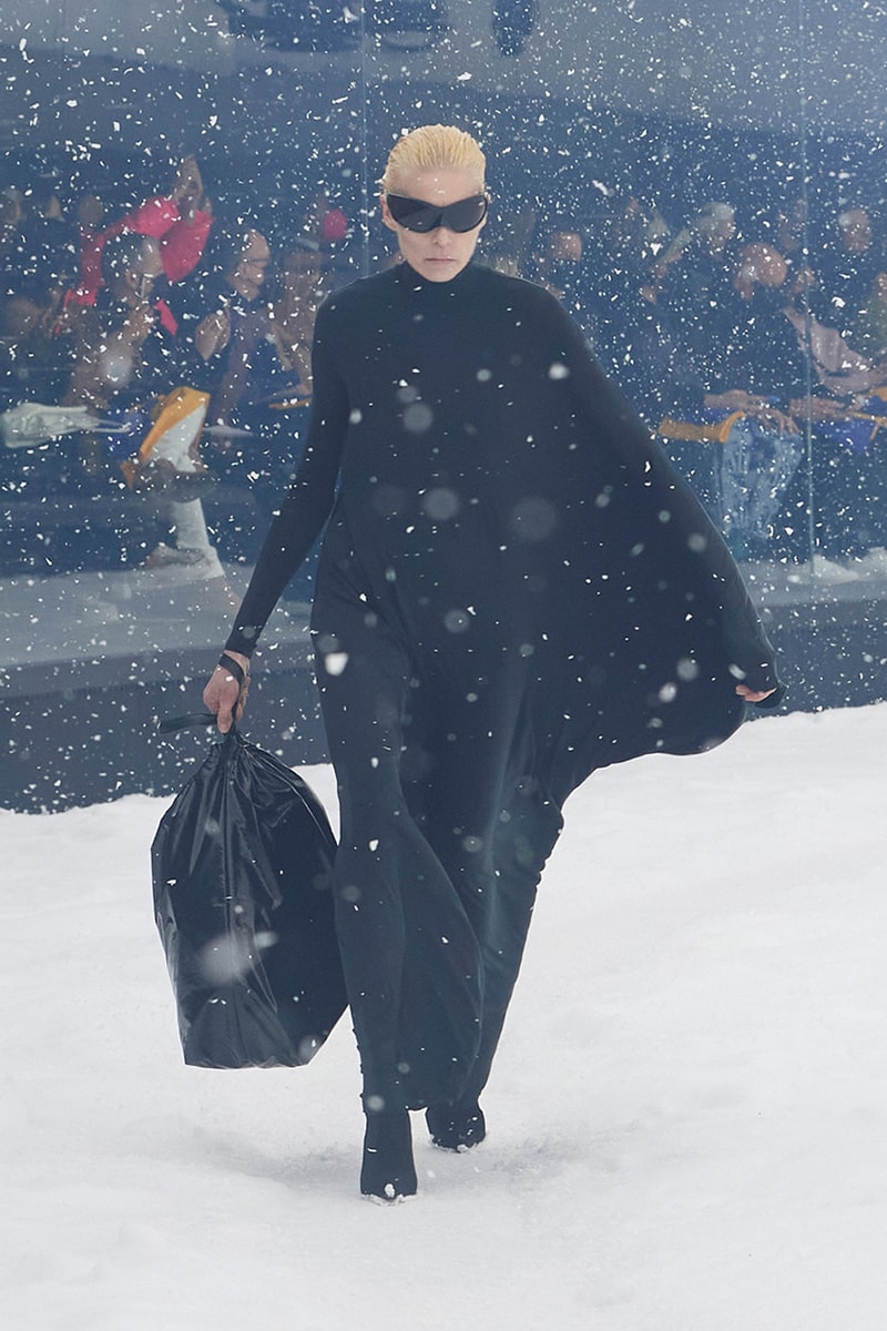 バレンシアガ デムナ balenciaga winter 22 360 collection runway paris fashion week demna blizzard 