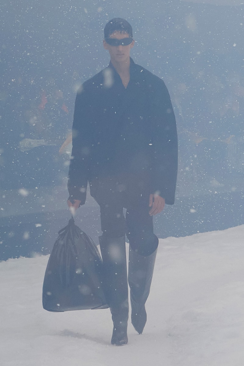 バレンシアガ デムナ balenciaga winter 22 360 collection runway paris fashion week demna blizzard 