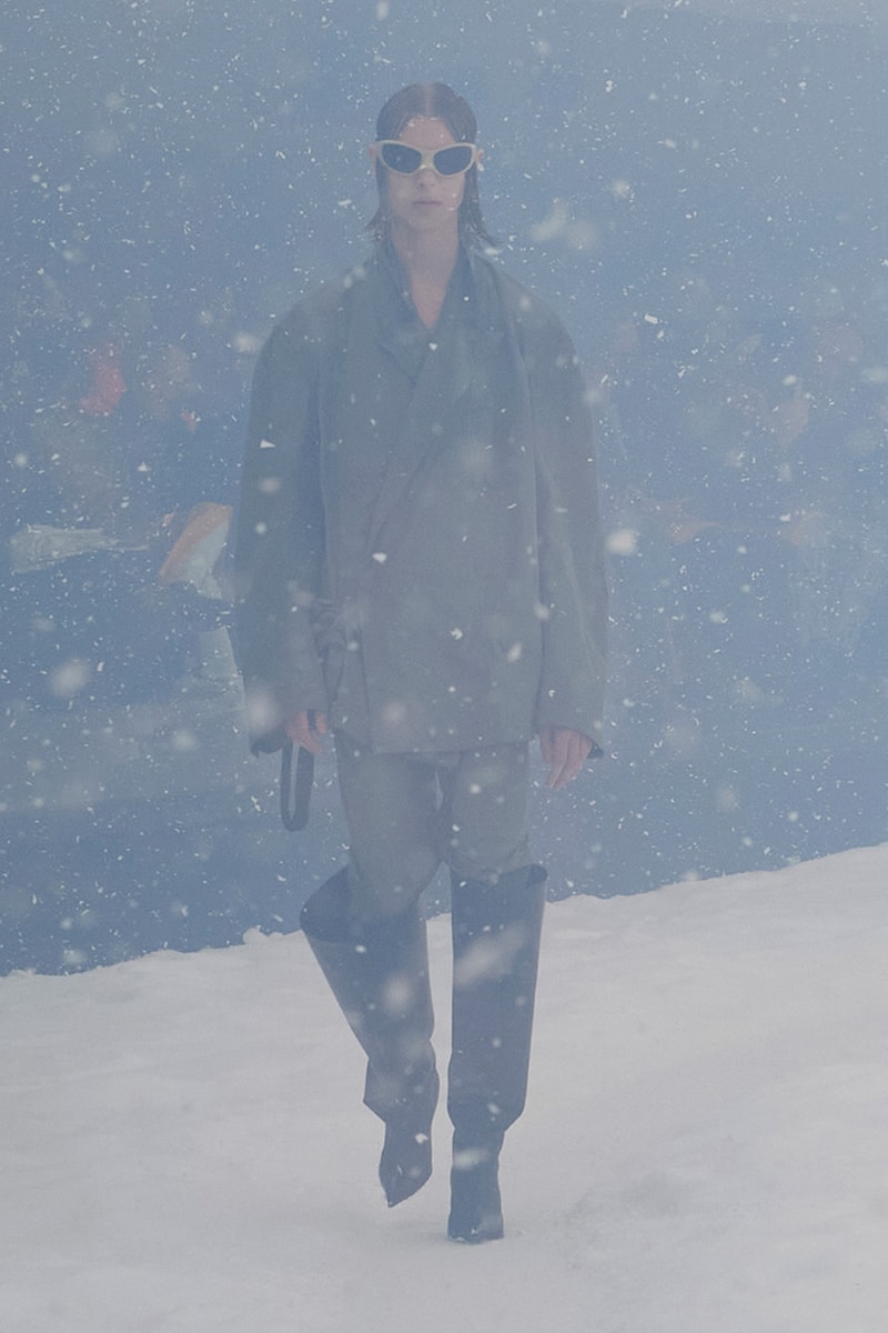バレンシアガ デムナ balenciaga winter 22 360 collection runway paris fashion week demna blizzard 