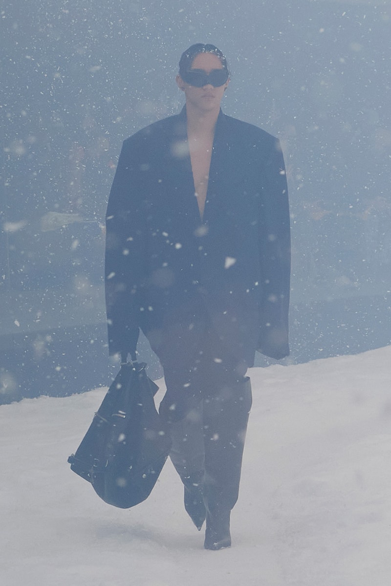 バレンシアガ デムナ balenciaga winter 22 360 collection runway paris fashion week demna blizzard 