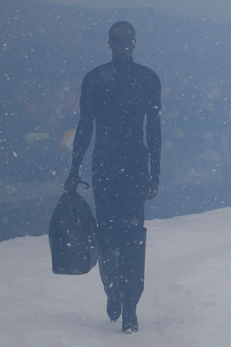 バレンシアガ デムナ balenciaga winter 22 360 collection runway paris fashion week demna blizzard 
