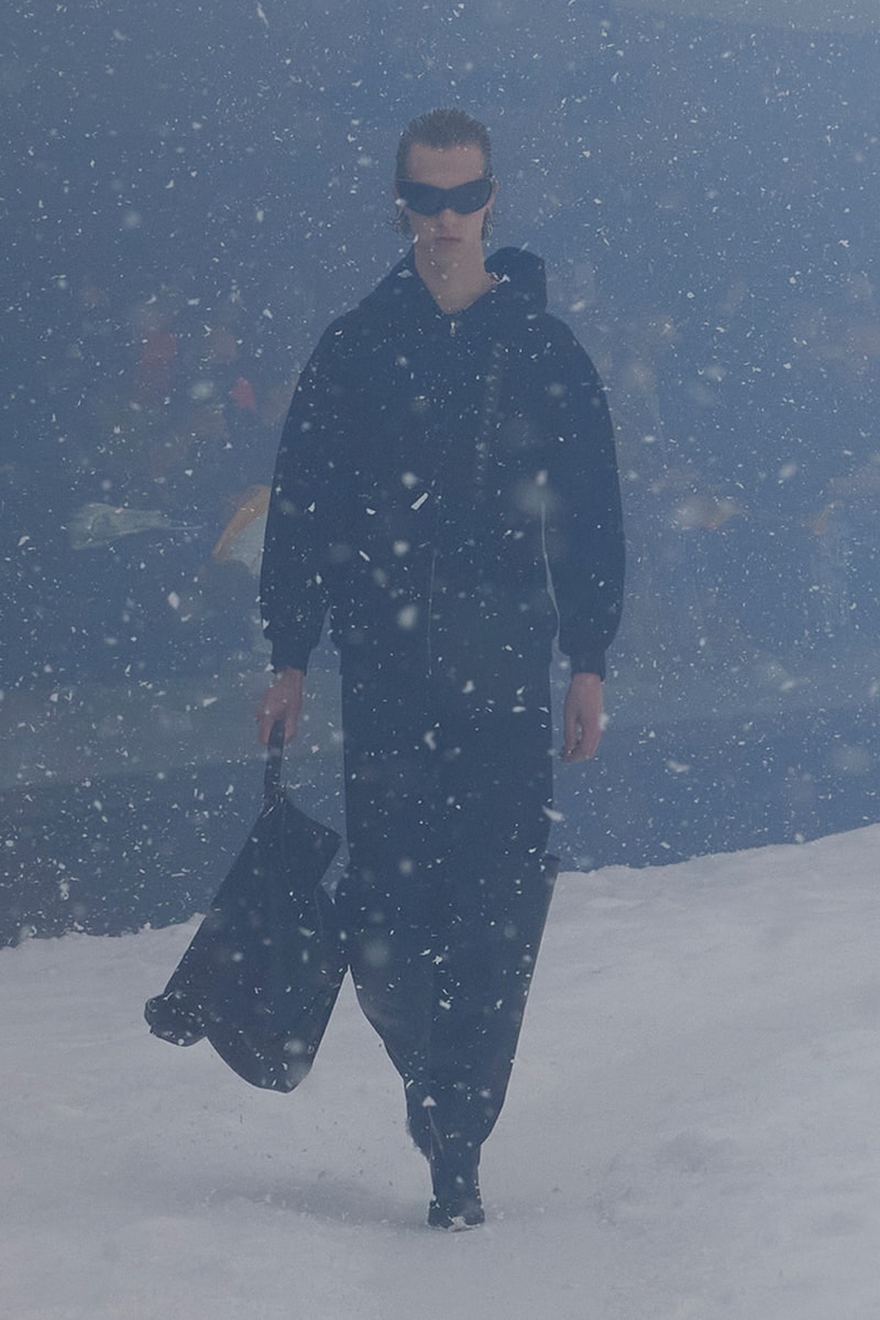 バレンシアガ デムナ balenciaga winter 22 360 collection runway paris fashion week demna blizzard 