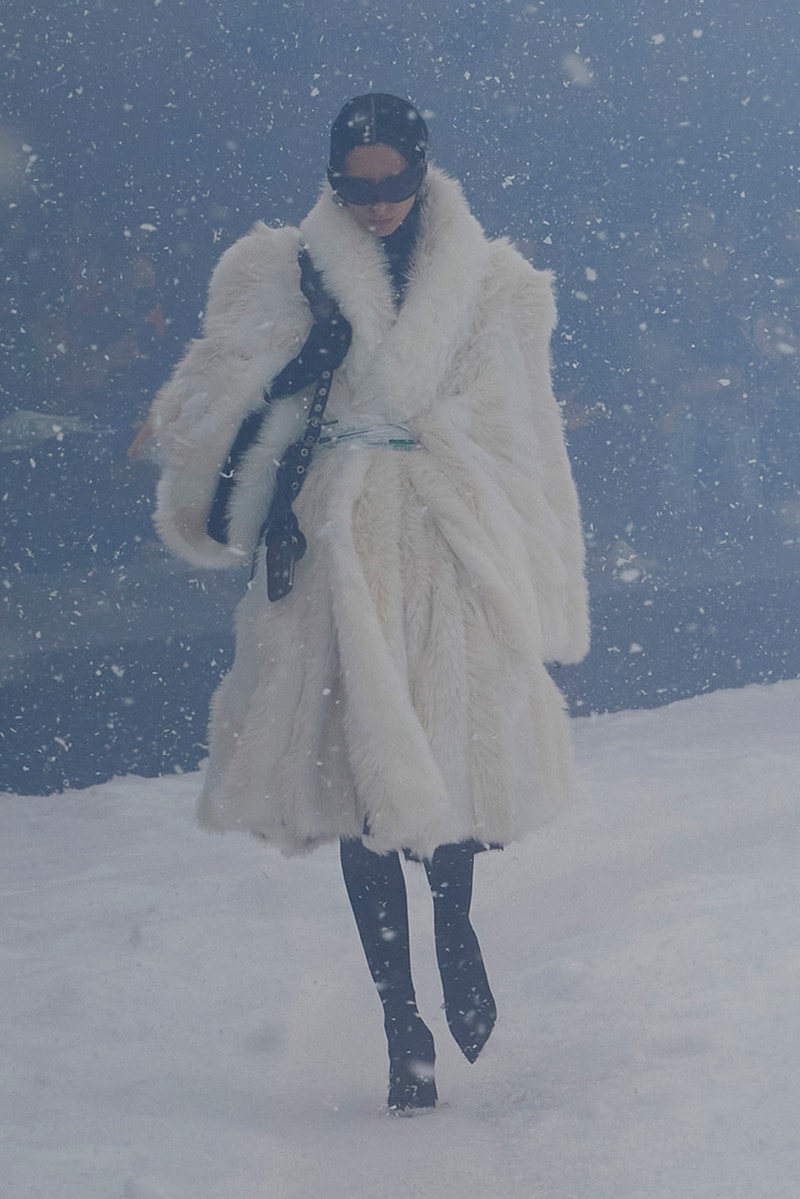 バレンシアガ デムナ balenciaga winter 22 360 collection runway paris fashion week demna blizzard 