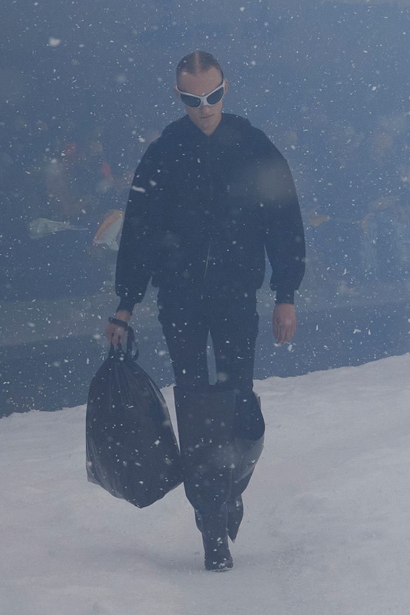 バレンシアガ デムナ balenciaga winter 22 360 collection runway paris fashion week demna blizzard 