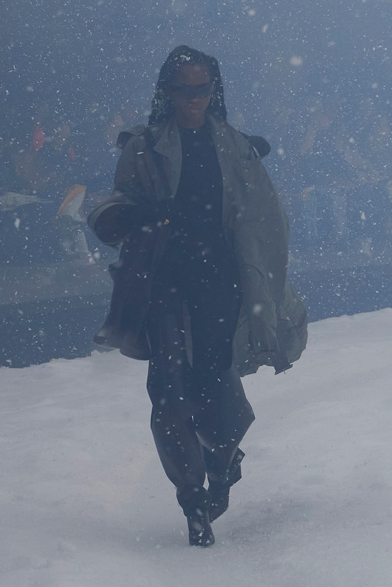 バレンシアガ デムナ balenciaga winter 22 360 collection runway paris fashion week demna blizzard 