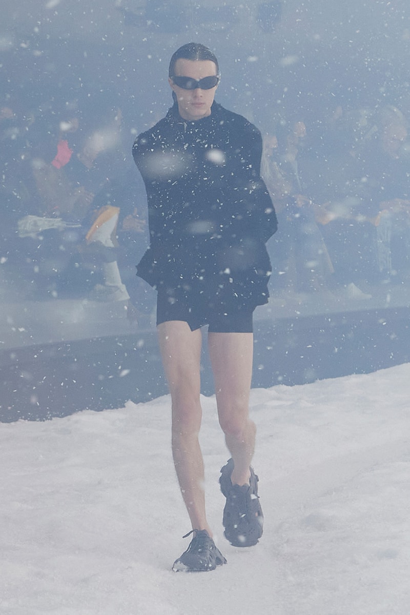 バレンシアガ デムナ balenciaga winter 22 360 collection runway paris fashion week demna blizzard 