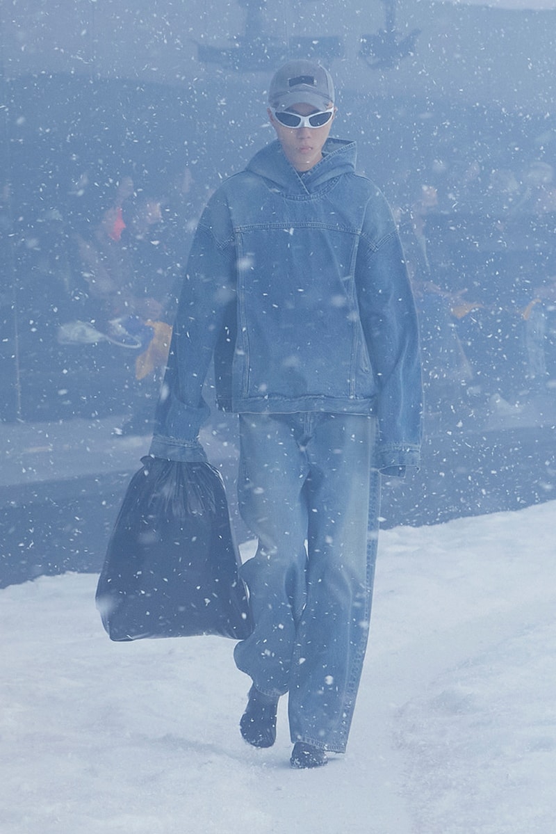 バレンシアガ デムナ balenciaga winter 22 360 collection runway paris fashion week demna blizzard 