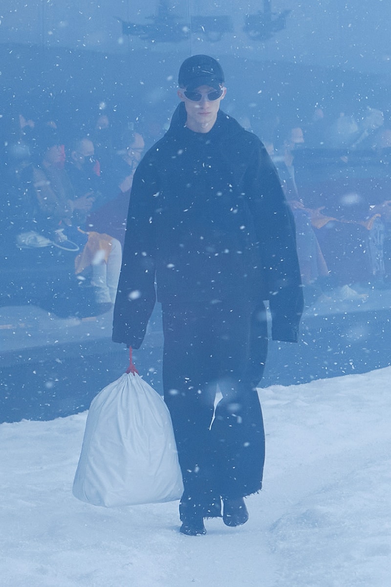 バレンシアガ デムナ balenciaga winter 22 360 collection runway paris fashion week demna blizzard 