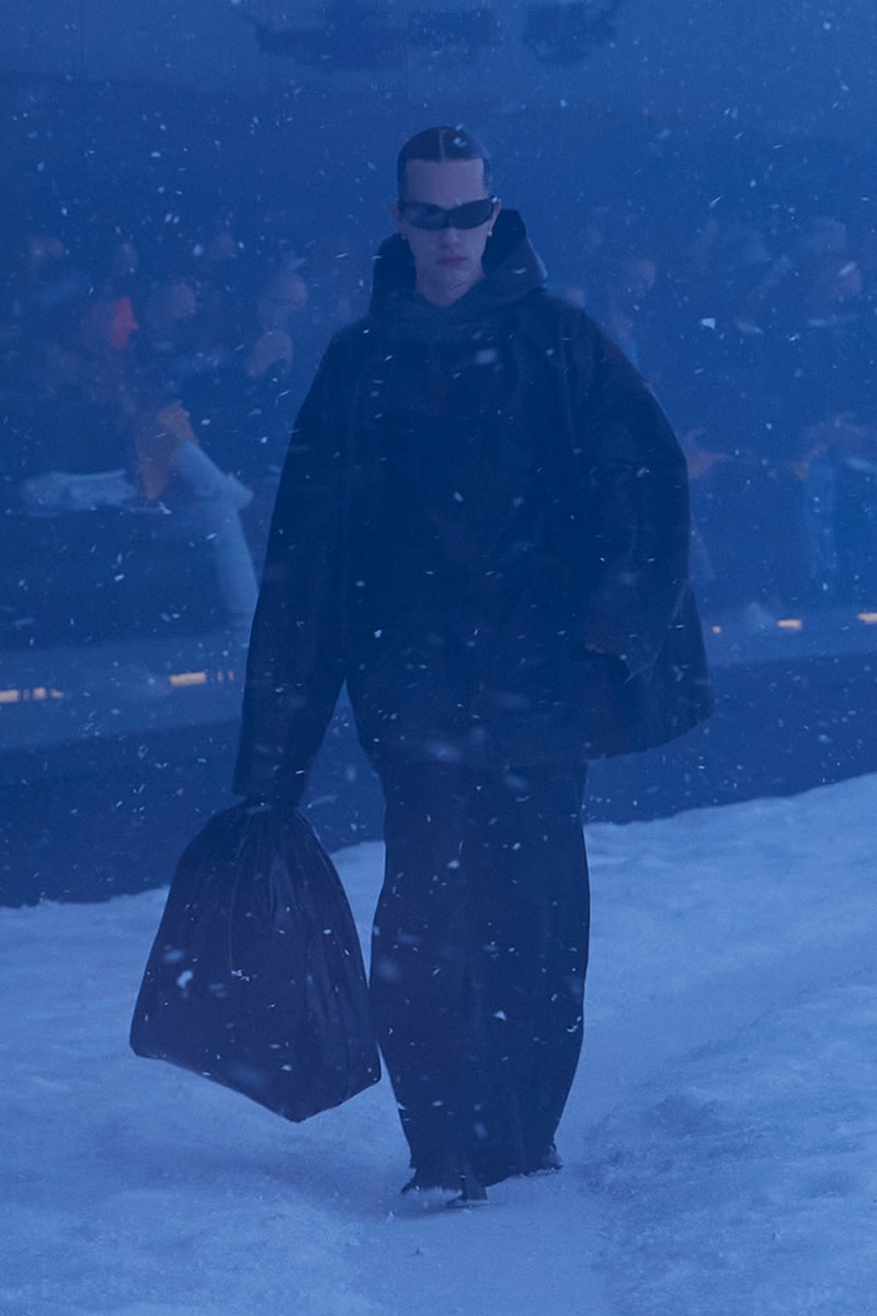 バレンシアガ デムナ balenciaga winter 22 360 collection runway paris fashion week demna blizzard 
