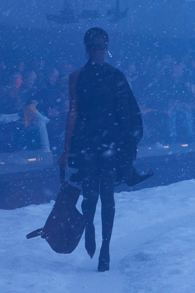 バレンシアガ デムナ balenciaga winter 22 360 collection runway paris fashion week demna blizzard 