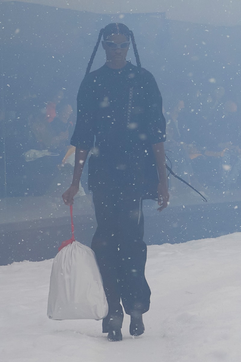 バレンシアガ デムナ balenciaga winter 22 360 collection runway paris fashion week demna blizzard 