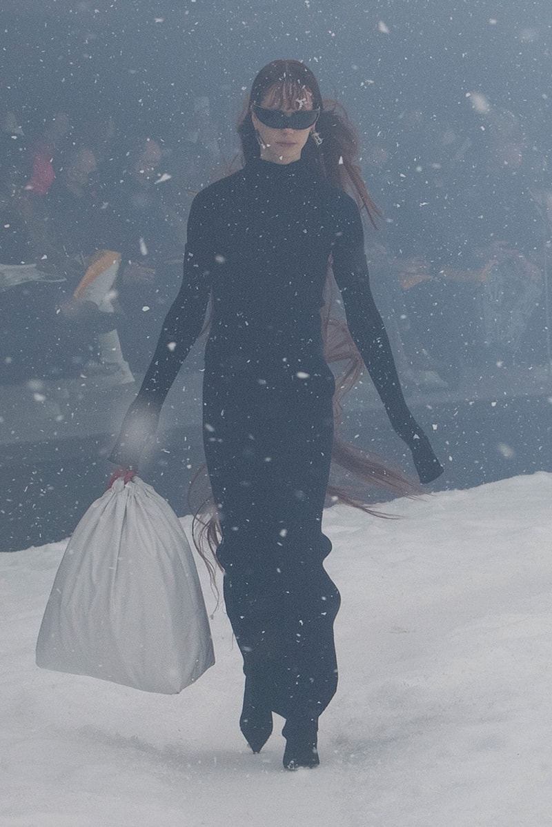 バレンシアガ デムナ balenciaga winter 22 360 collection runway paris fashion week demna blizzard 