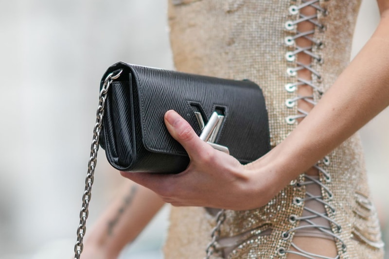 ルイヴィトンが著作権侵害により1億超えの賠償金支払いを命じられる Louis Vuitton Loses Copyright Infringement Lawsuit, Ordered To Pay Nearly $1 Million USD in Compensation le canard enchaine graphic lock lv twist jocelyn imbert lv tournant lvmh