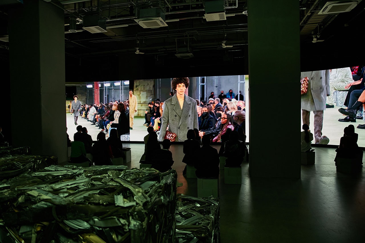 ボッテガ・ヴェネタがマチュー・ブレイジーの手掛ける2022年冬コレクションを発表 Matthieu Blazy Inaugural Bottega Veneta Collection at Milan Fashion Week FW22 runway fall winter 2022 daniel lee simplicity spectacle 