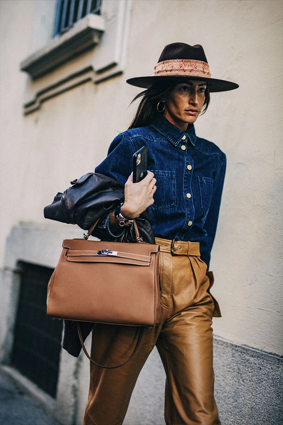 ストリートスタイル：22年秋冬ミラノファッションウィーク Milan Fashion Week FW22 Street Style Looks Is All About Smart Suiting and Head-to-Toe Tonals gucci prada fendi 