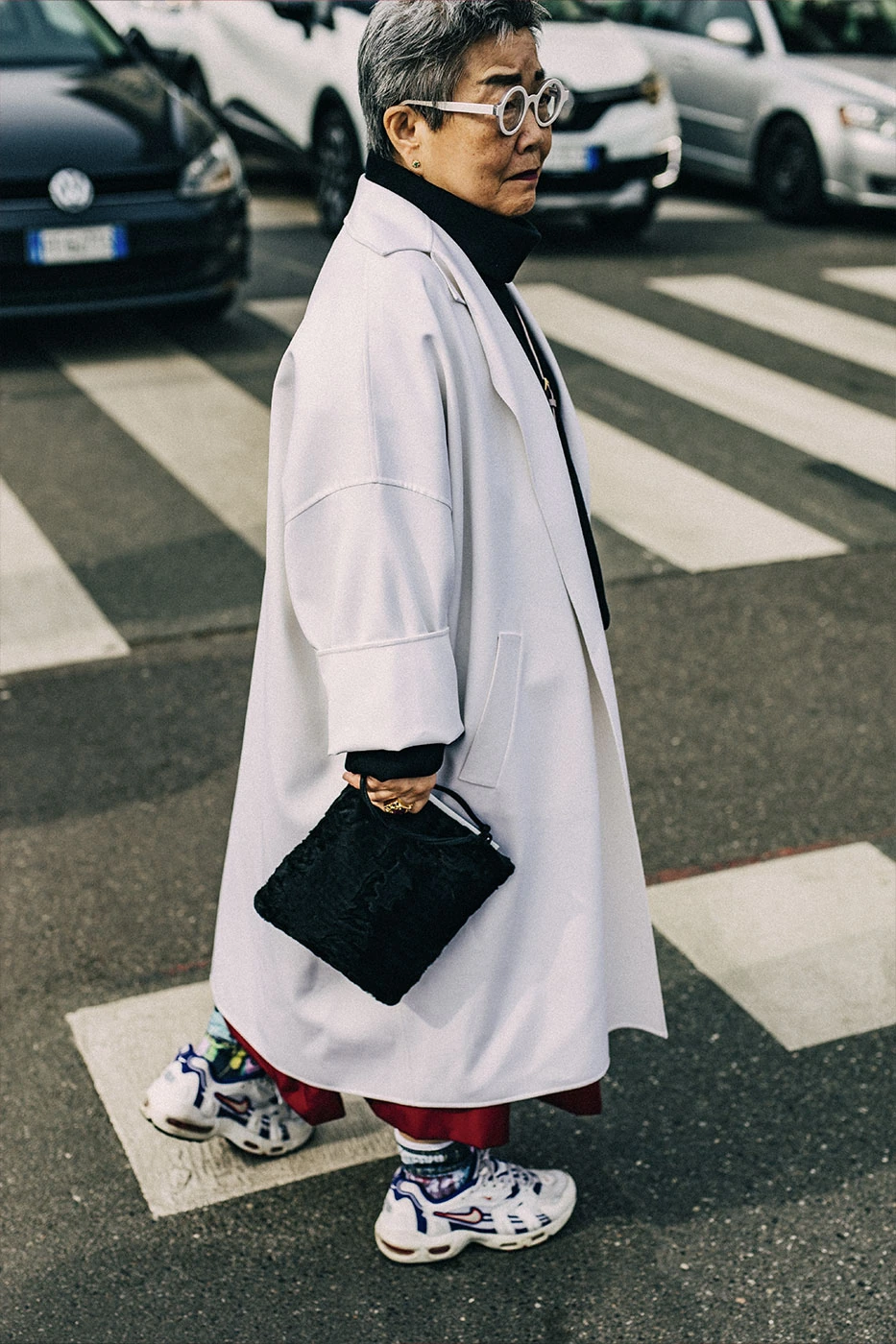 ストリートスタイル：22年秋冬ミラノファッションウィーク Milan Fashion Week FW22 Street Style Looks Is All About Smart Suiting and Head-to-Toe Tonals gucci prada fendi 