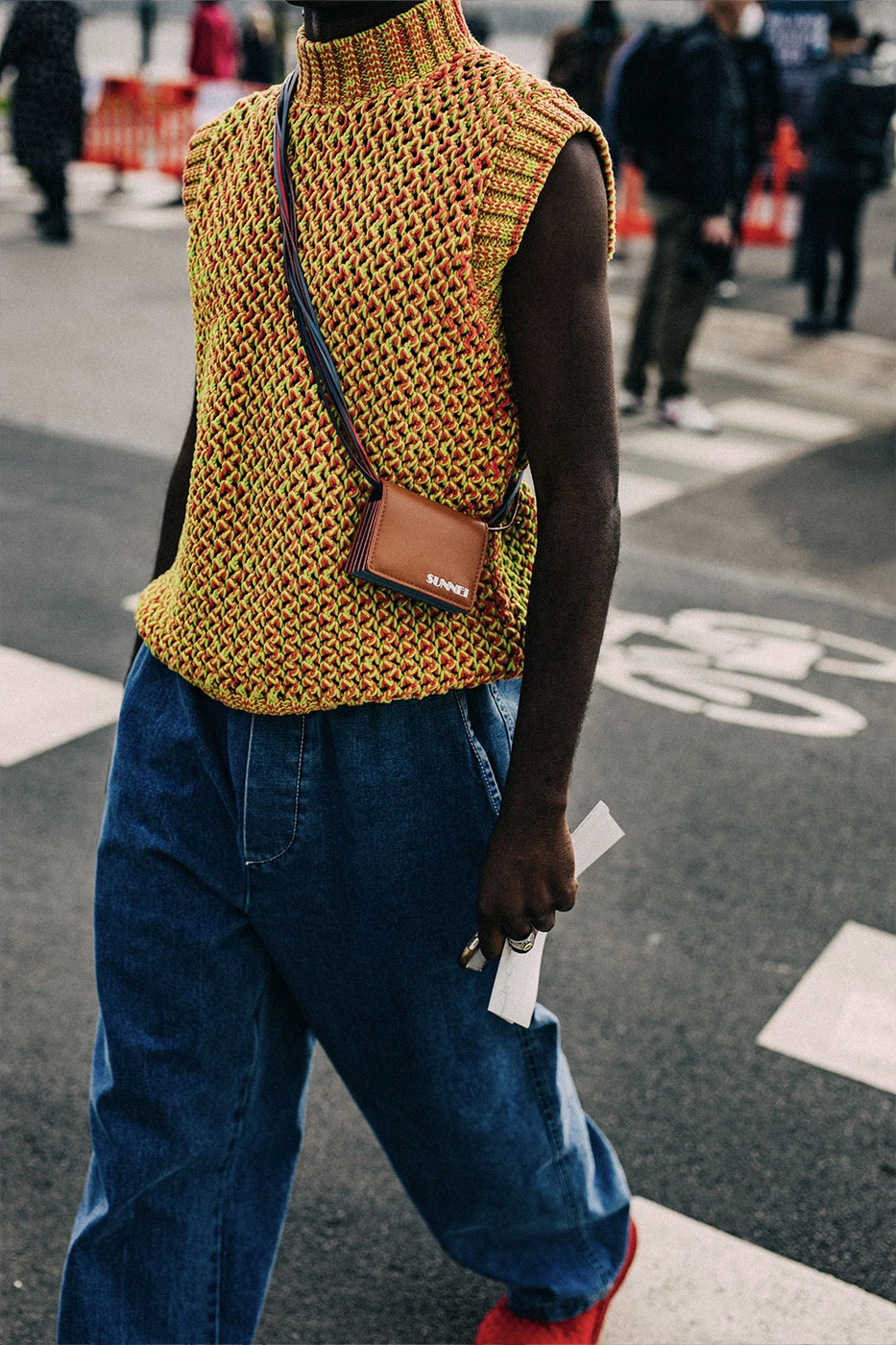 ストリートスタイル：22年秋冬ミラノファッションウィーク Milan Fashion Week FW22 Street Style Looks Is All About Smart Suiting and Head-to-Toe Tonals gucci prada fendi 