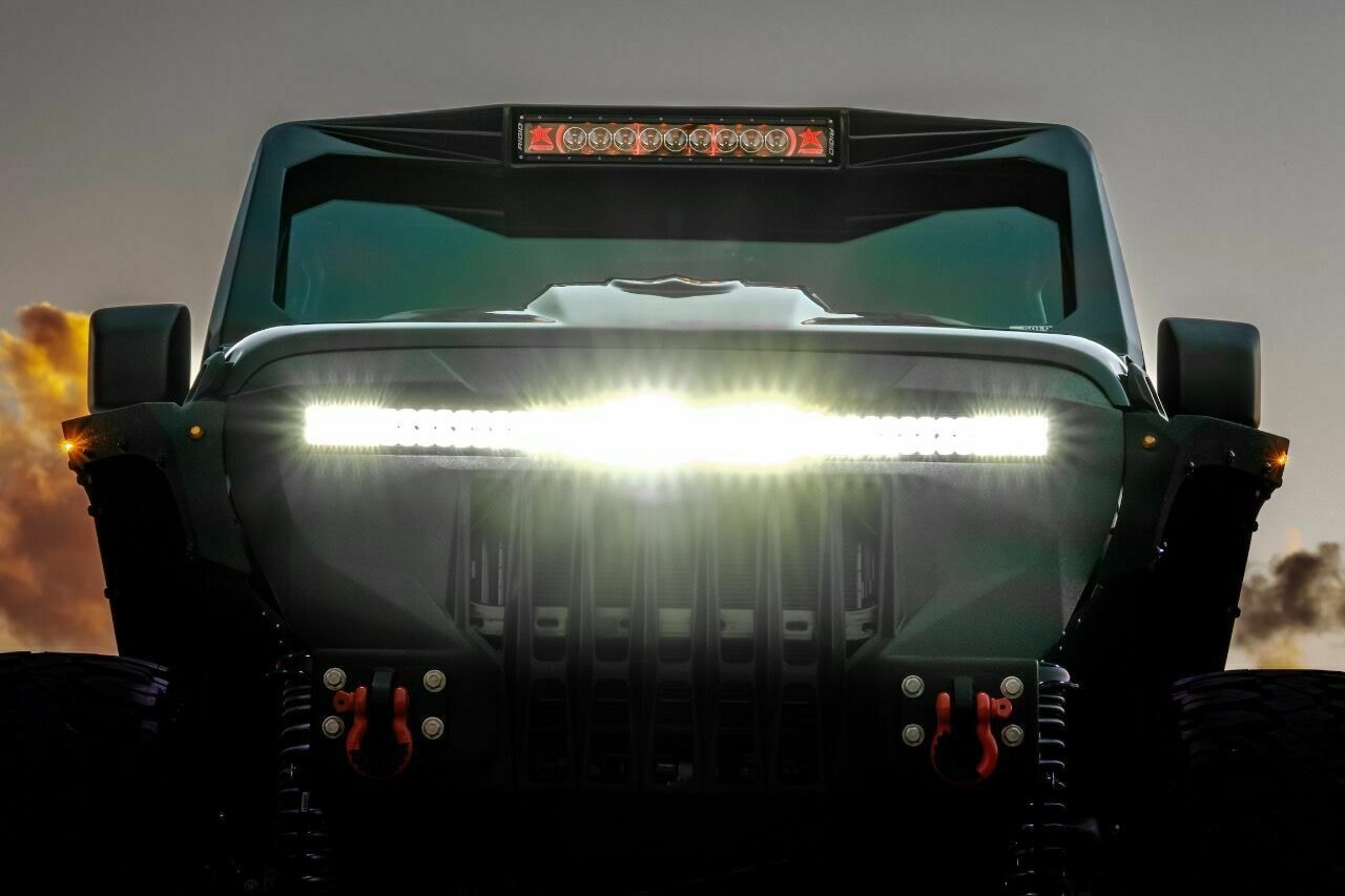 ジープの2022年製グラディエーターを6輪化したカスタムカーが約2,500万円で落札 New Hemi Hellcat 6x6 Monster Truck Reaches $220K USD Bid on eBay