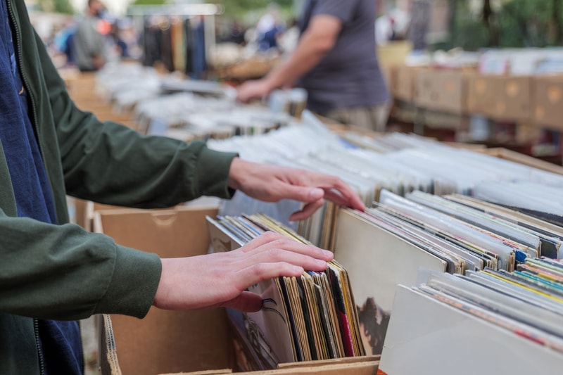 米国における2021年のアナログレコードの売上が過去35年で最高の約1,180億円を記録 Vinyl sales hit a record high of approximately 1 billion over the past 35 years