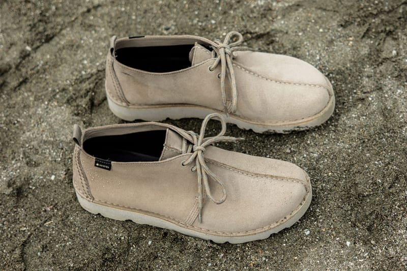 BEAMS から Clarks Originals による名作シューズ Desert Trek のエクスクールシブカラーモデルが登場