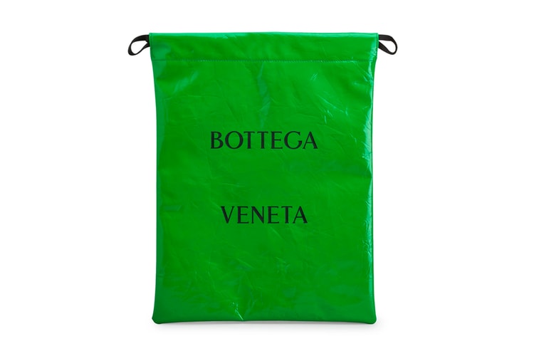 Bottega Veneta からショップバッグを再現したレザー製ポーチが登場