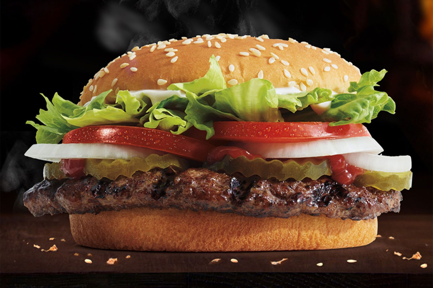米バーガーキングの広告がワッパーを実物より大きく見せていると訴えられる Customer Sues Burger King for Claiming Whopper Is Smaller Than Advertised fast food f&b bacon double cheeseburger inflation 