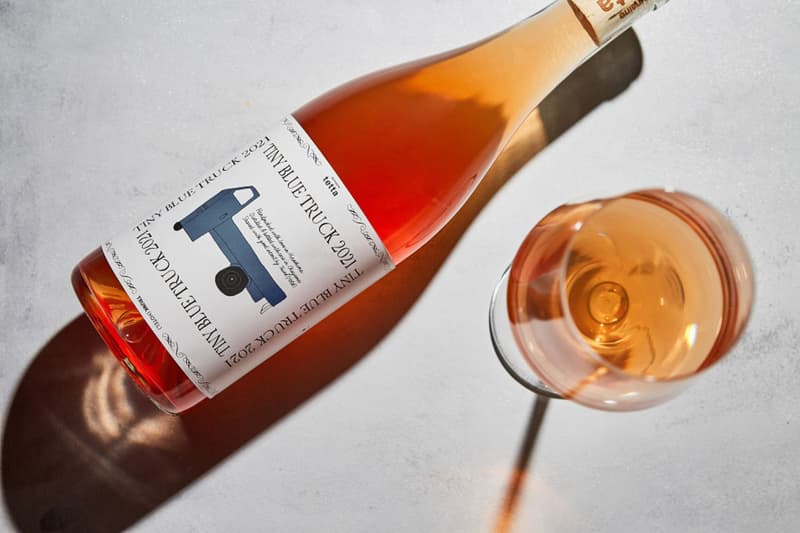 トランクがネオ角打ち酒場 no.501とタッグを組んだナチュラルワインを発売 trunkhotel no 501 tiny blue truck 2021 trunkhotel limited edition