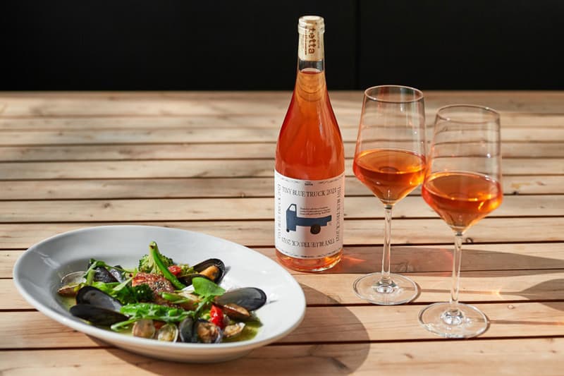 トランクがネオ角打ち酒場 no.501とタッグを組んだナチュラルワインを発売 trunkhotel no 501 tiny blue truck 2021 trunkhotel limited edition
