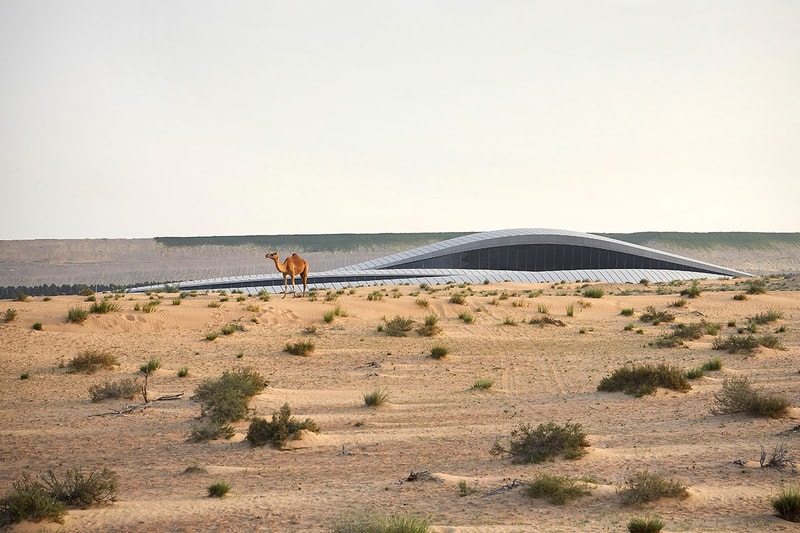 ザハ・ハディド・アーキテクツが中東の砂漠地帯で手掛けた最新プロジェクトを公開 Take a Look Around Zaha Hadid Architect's Desert Headquarters for the BEEAH Group