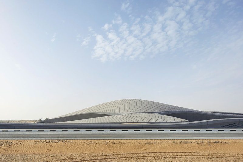 ザハ・ハディド・アーキテクツが中東の砂漠地帯で手掛けた最新プロジェクトを公開 Take a Look Around Zaha Hadid Architect's Desert Headquarters for the BEEAH Group