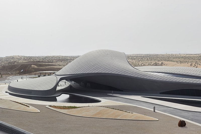 ザハ・ハディド・アーキテクツが中東の砂漠地帯で手掛けた最新プロジェクトを公開 Take a Look Around Zaha Hadid Architect's Desert Headquarters for the BEEAH Group