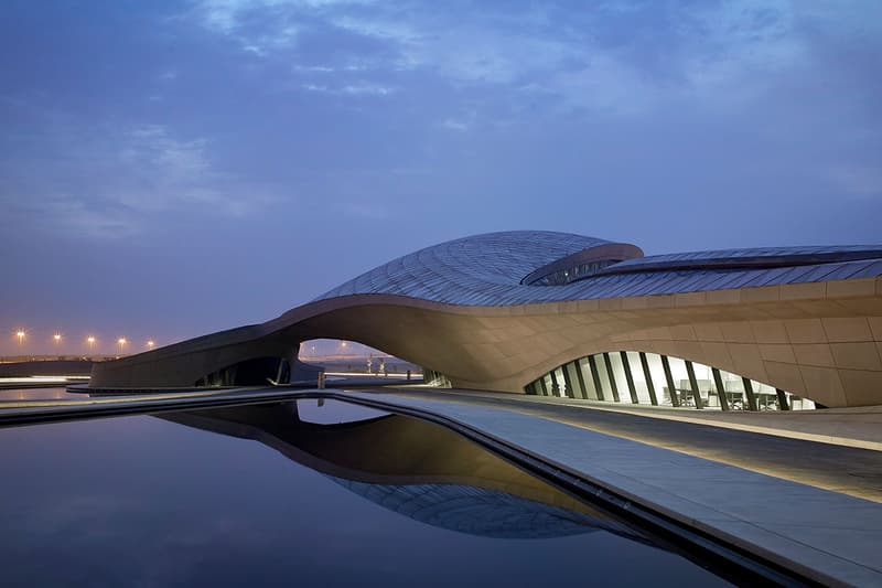 ザハ・ハディド・アーキテクツが中東の砂漠地帯で手掛けた最新プロジェクトを公開 Take a Look Around Zaha Hadid Architect's Desert Headquarters for the BEEAH Group