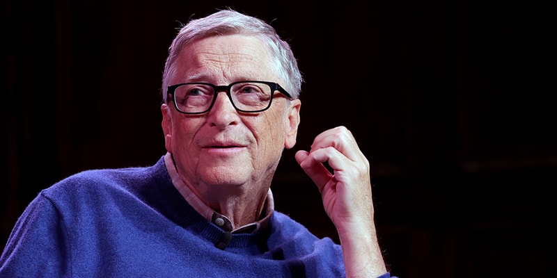 ビル・ゲイツ愛用のスマホは Samsung Galaxy Z Fold3 であることが発覚 Bill Gates is using a foldable and it's not the Surface Duo 2 The Microsoft co-founder touted the screen as a major benefit.