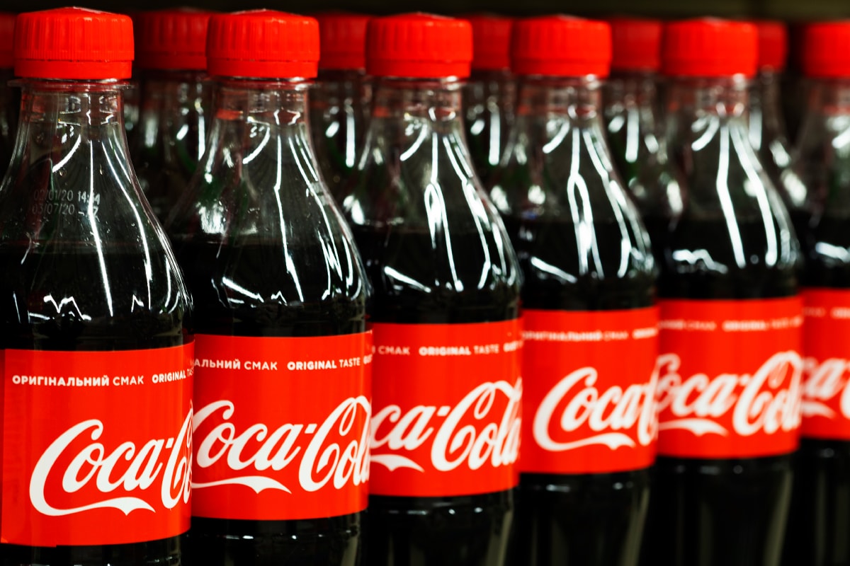 英コカコーラがフタが外れない新タイプのペットボトルを導入 Coca-Cola introduces a new type of PET bottle that does not come off the lid