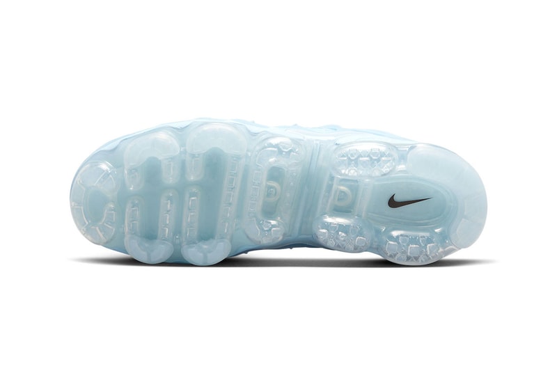 ナイキから鮮やかなライトブルーを纏った新作エアヴェイパーマックスプラスが登場v nike air vapormax plus university blue dz4403 400 210 usd website TN periodic table light translucent sole release info date price