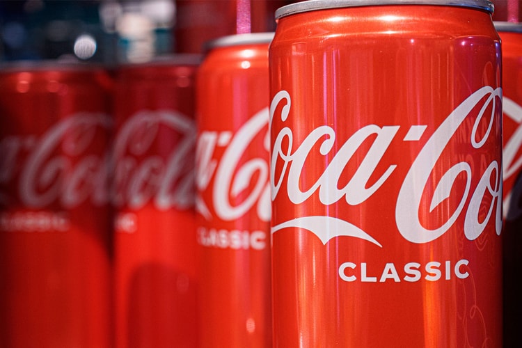 “コカ・コーラ”のカタカナロゴが印象的な50年前のパッケージを復刻した缶の Cola が沖縄限定発売