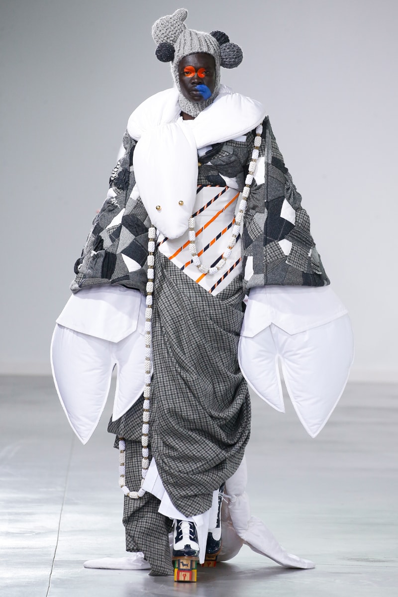 トムブラウン 2022年秋冬コレクション Thom Browne Brings the Drama to Classic Tailoring for Fall 2022 nyc new york city pleated skirts blazers toys chairbear adult toy shop teddybears 
