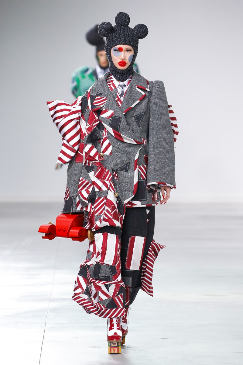 トムブラウン 2022年秋冬コレクション Thom Browne Brings the Drama to Classic Tailoring for Fall 2022 nyc new york city pleated skirts blazers toys chairbear adult toy shop teddybears 
